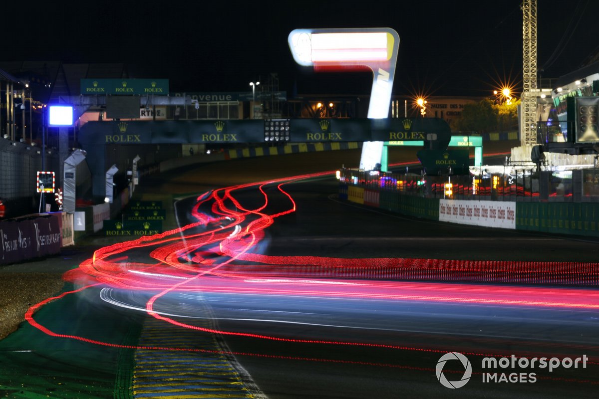 Acción nocturna en Le Mans 2021