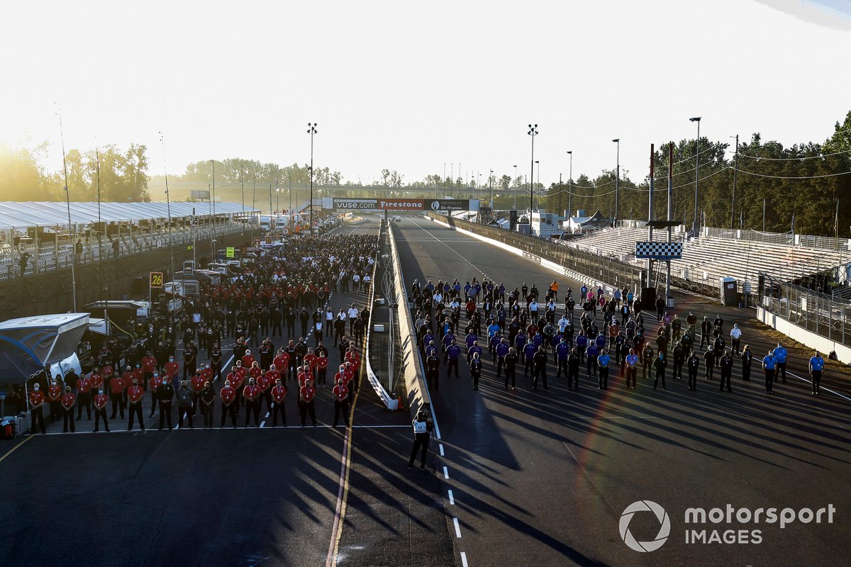 Los equipos y el personal de la IndyCar se reúnen para un momento de silencio en homenaje al 11 de septiembre