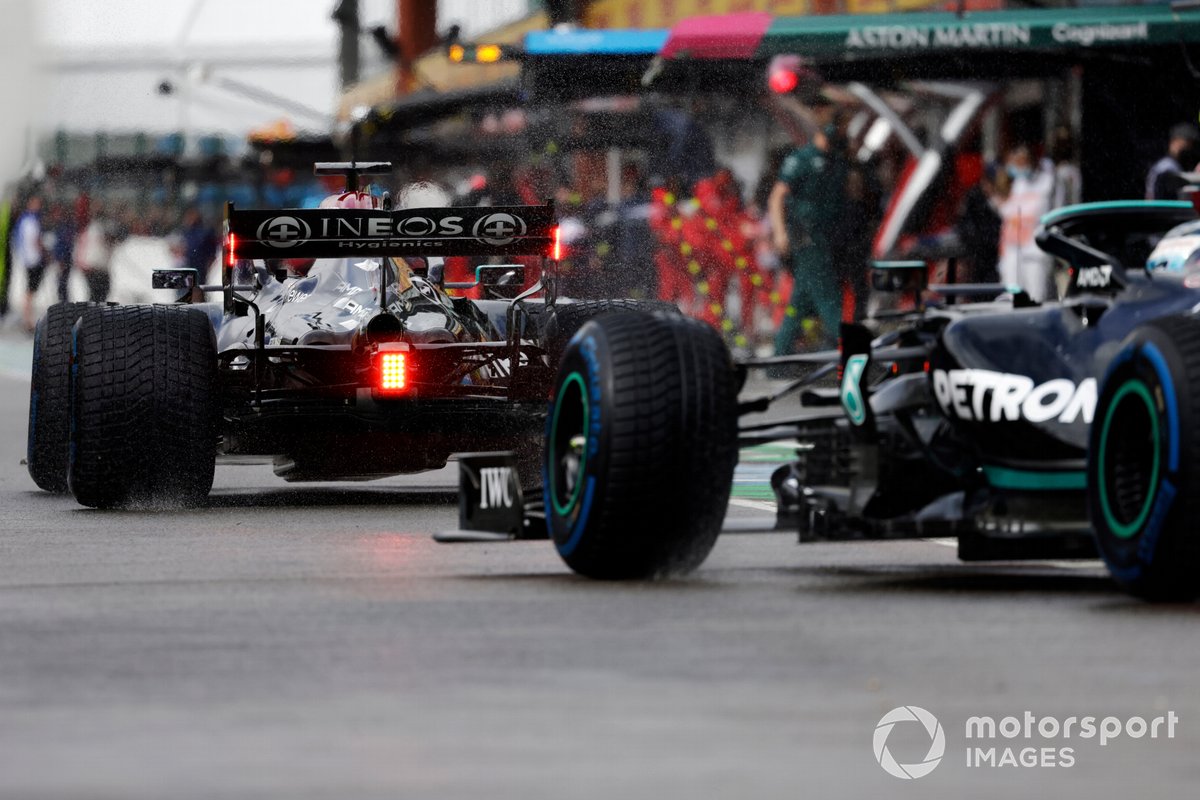 Lewis Hamilton, Mercedes W12, Valtteri Bottas, Mercedes W12, en la salida de pits