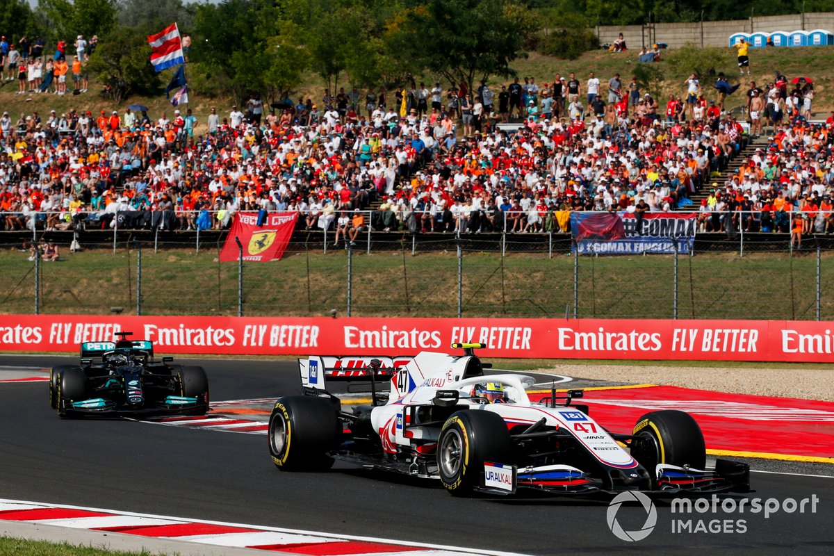 Mick Schumacher, Haas VF-21, Lewis Hamilton, Mercedes W12
