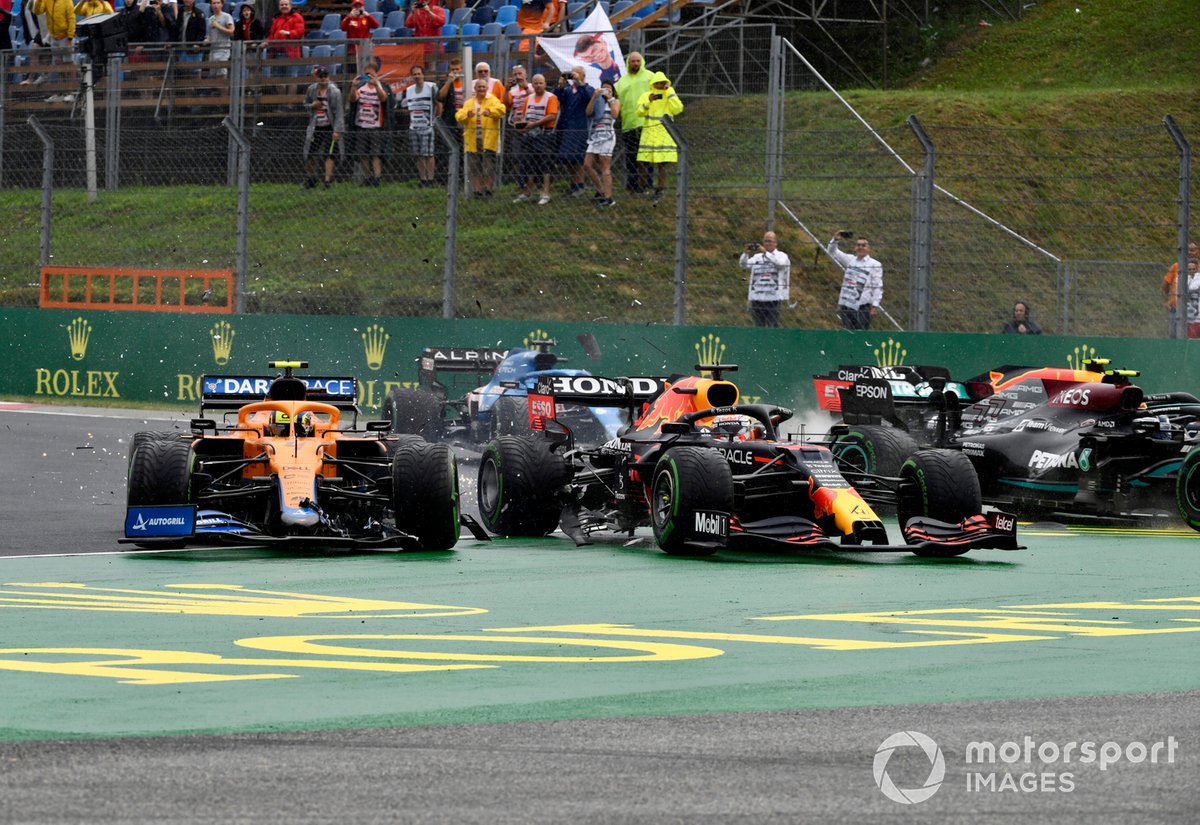 Valtteri Bottas, Mercedes W12, Lando Norris, McLaren MCL35M, Max Verstappen, Red Bull Racing RB16B, and Sergio Perez, Red Bull Racing RB16B, tabrakan dalam F1 GP Hungaria 2021.