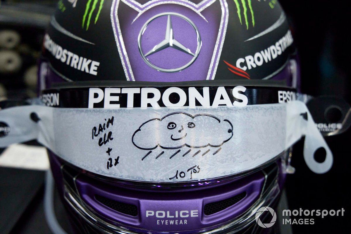 Un visor de lluvia en el casco de Lewis Hamilton, Mercedes