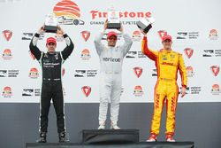 Podium: racewinnaar Juan Pablo Montoya, Team Penske Chevrolet, tweede plaats Simon Pagenaud, Team Pe