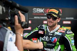 Winnaar Tom Sykes, Kawasaki Racing Team met de media