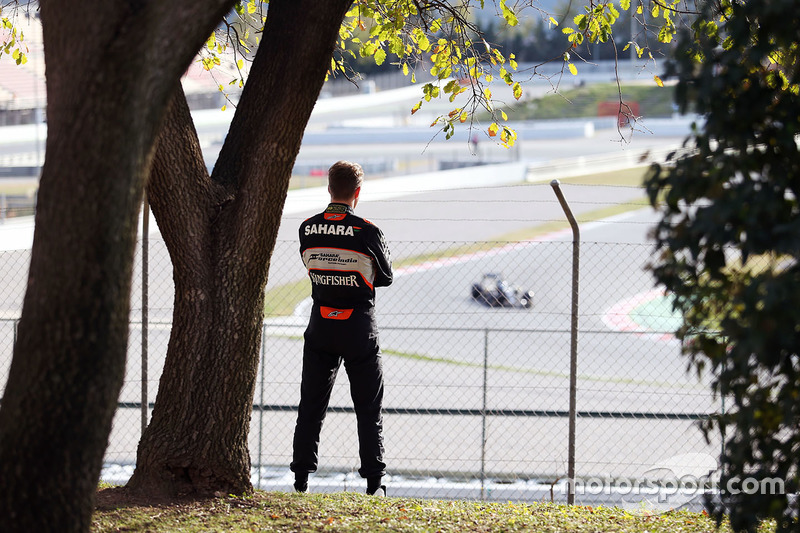 Nico Hülkenberg, Sahara Force India F1 regarde l'action en piste