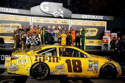 Le vainqueur Kyle Busch, Joe Gibbs Racing Toyota