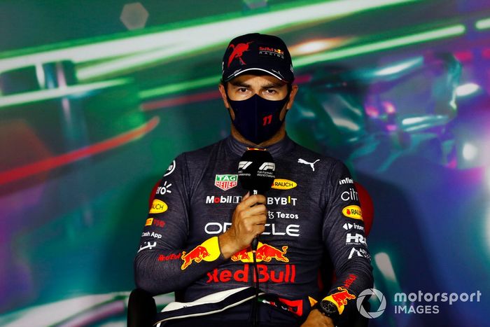 El hombre de la pole, Sergio Pérez, de Red Bull Racing, en la rueda de prensa