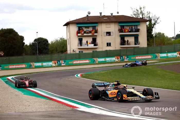 Daniel Ricciardo, McLaren MCL36, Carlos Sainz Jr., Ferrari F1-75, Fernando Alonso, Alpine A522
