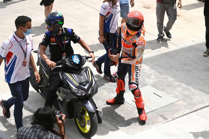 Marc Márquez, Repsol Honda Team después de caer durante el warm up