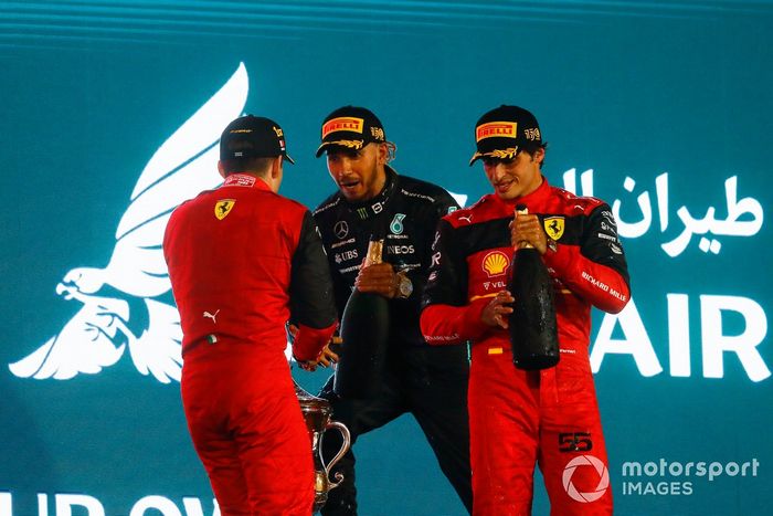 Podio: segundo lugar Carlos Sainz Jr., Ferrari, ganador Charles Leclerc, Ferrari, tercer lugar  Lewis Hamilton, Mercedes-AMG