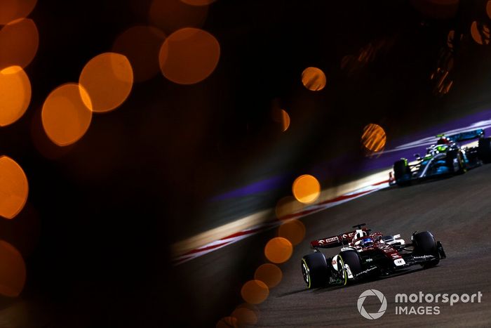 Valtteri Bottas, Alfa Romeo C42, Lewis Hamilton, Mercedes W13