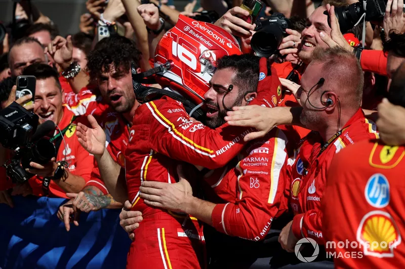 Charles Leclerc, Scuderia Ferrari, 1ª posição, celebra com os seus colegas de equipa no Parc Ferme 