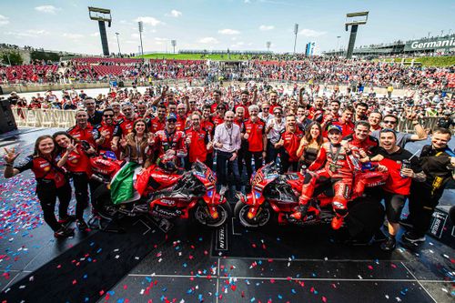 Marc Márquez, Ducati Team, celebra con su equipo