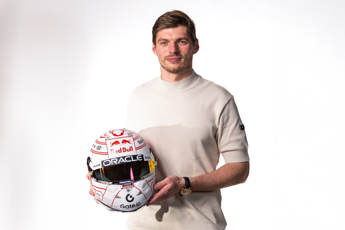 【新品未使用】フェルスタッペン　ヘルメット Amazon.co.jp: フェルスタッペン別注 シューベルト 1/2スケール