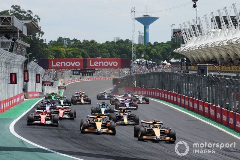 Oscar Piastri, McLaren MCL38 , Lando Norris, McLaren MCL38, Charles Leclerc, Ferrari SF-24, Carlos Sainz, Ferrari SF-24, Max Verstappen, Red Bull Racing RB20 George Russell, Mercedes F1 W15, el resto de la parrilla en la salida.