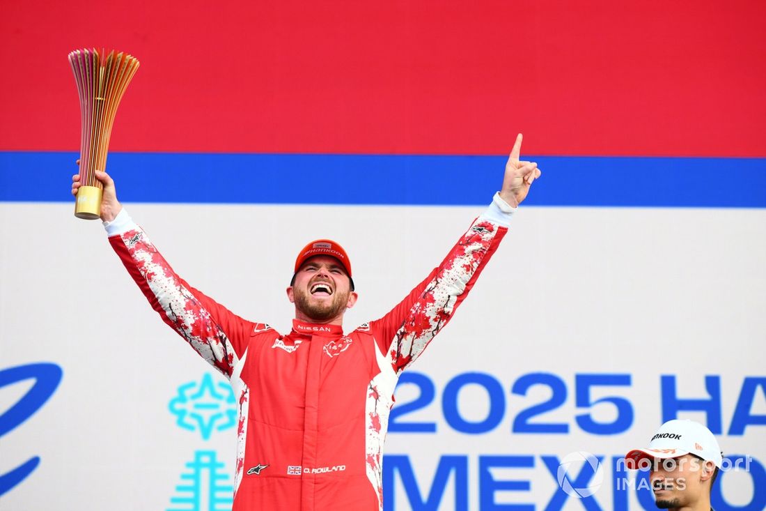 Oliver Rowland , ganador de la carrera, celebra en el podio con el equipo Nissan de Fórmula E