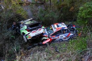 Heikki Kovalainen, Sae Kitagawa, Toyota GR Yaris Rally2, Ott Tänak, Martin Järveoja, Hyundai World Rally Team Hyundai i20 N Rally1 después del accidente.