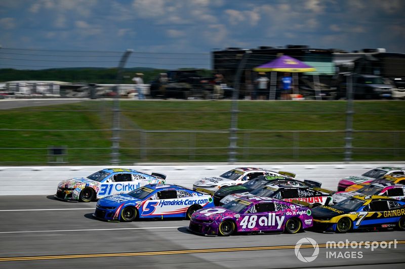 Daniel Hemric, Kaulig Racing, Cirkul Chevrolet Camaro, Kyle Larson, Hendrick Motorsports, HendrickCars.com Chevrolet Camaro, Alex Bowman, Hendrick Motorsports, Ally Chevrolet Camaro