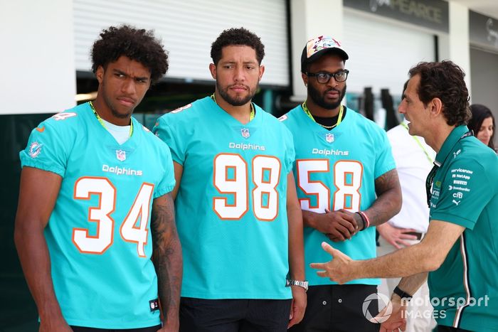 Matt Dickerson, Jordan Colbert y Will Bradley-King en el pitlane