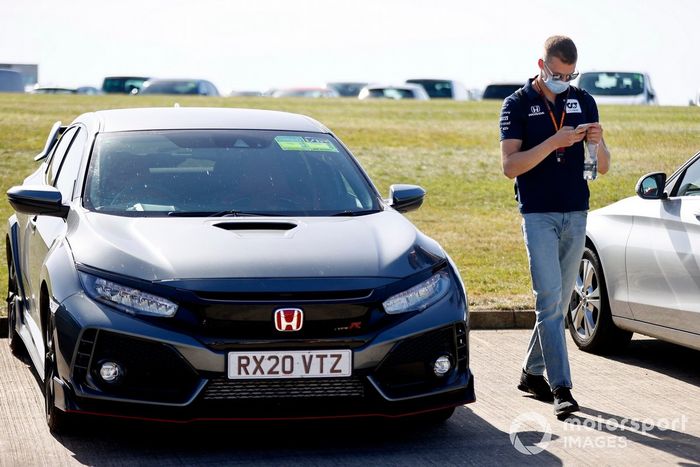 Daniil Kvyat, llega en su Honda Civic Type R    