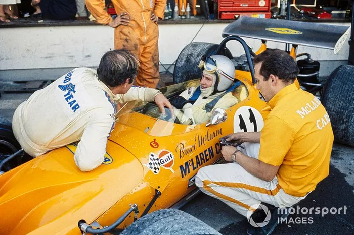 McLaren: A história de Bruce McLaren é contada por meio de novas imagens dramatizadas ao lado do filme original e apoiada por entrevistas com quem o conhecia. O que é mais impressionante no documentário é que deixa clara a incrível dedicação e lealdade que ele inspirou naqueles que trabalharam para ele em sua jornada, desde o humilde começo na Nova Zelândia até o alto escalão do automobilismo. 
