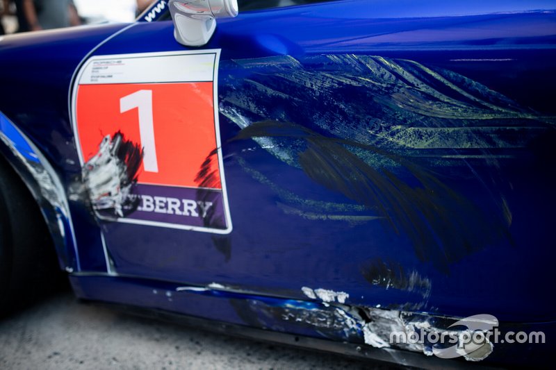 Marcas de batalha no carro do vencedor Urubatan Jr - Porsche