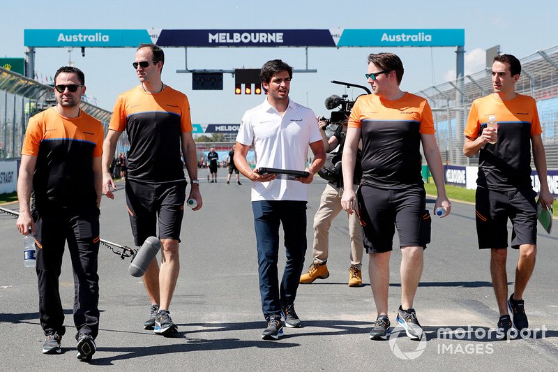 Carlos Sainz Jr., McLaren cammina in pista con i membri del team
