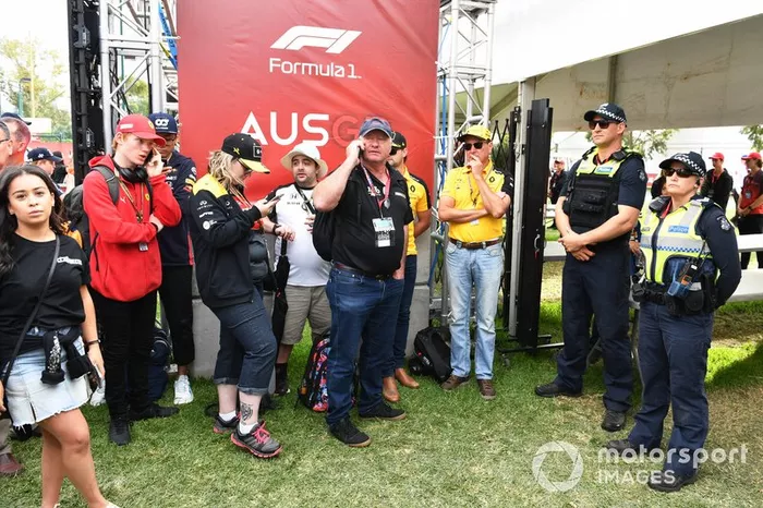 Los fans hacen fila con la policía cuando las puertas se retrasan en su apertura