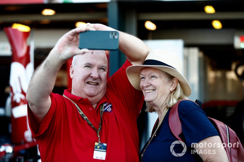 I tifosi della F1 camminano in Pit Lane