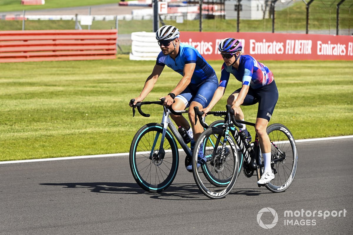 Valtteri Bottas, Mercedes-AMG F1 et Tiffany Cromwell font du vélo sur la piste