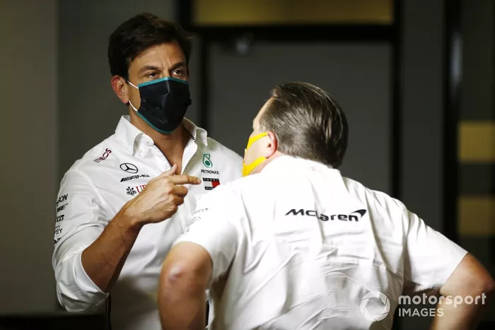 Toto Wolff, Director Ejecutivo Mercedes AMG, y Zak Brown, Director Ejecutivo, McLaren
