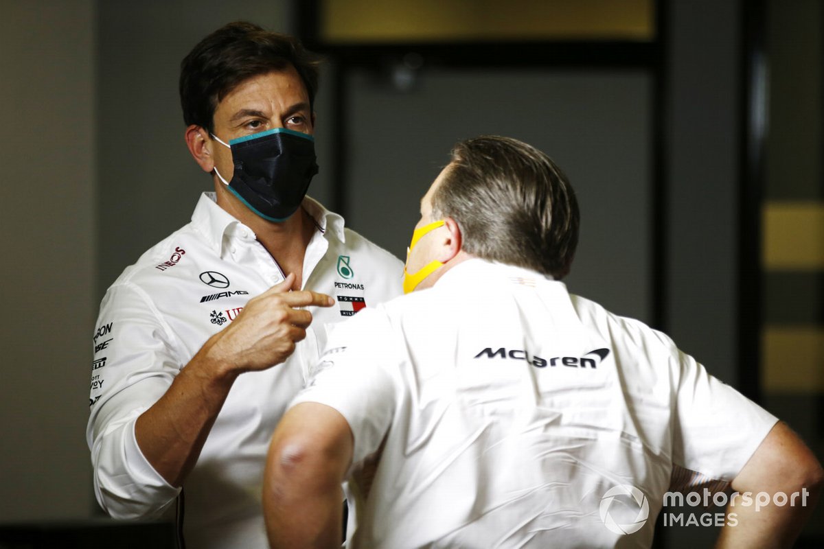 Тото Вольф и Зак Браун перед пресс-конференцией FIA
