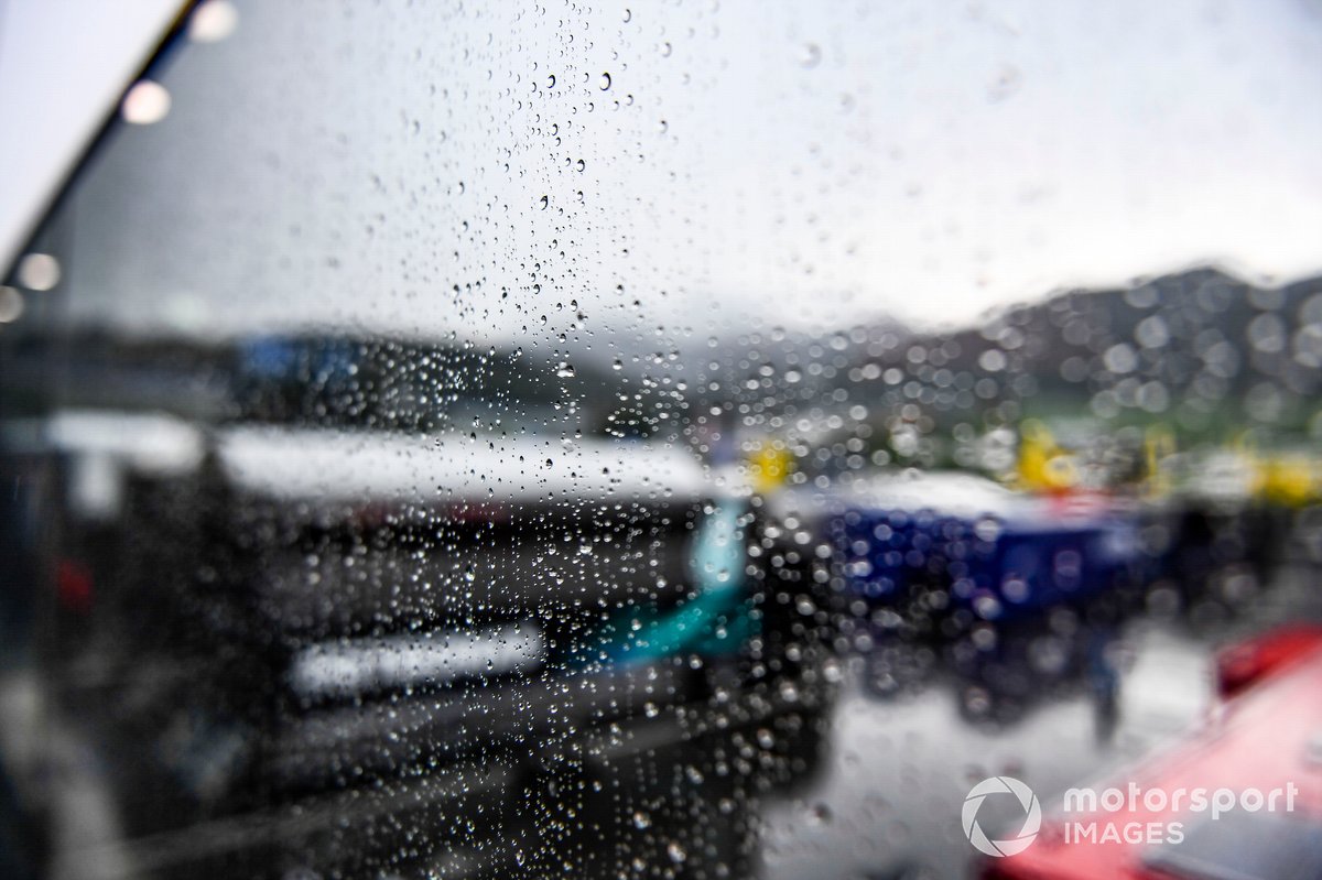 La lluvia sobre el Paddock
