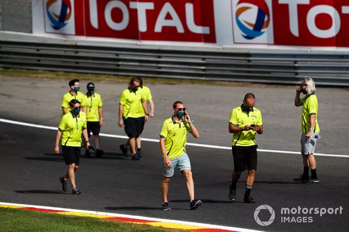 El equipo de Aston Martin Racing caminan por el circuito