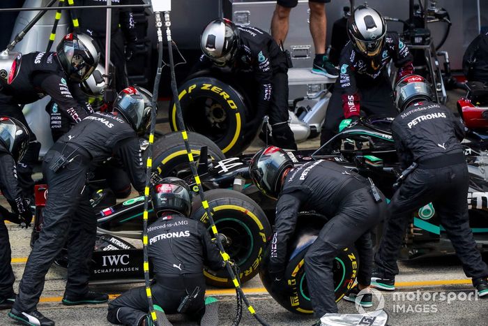 Lewis Hamilton, Mercedes F1 W11 pit stop