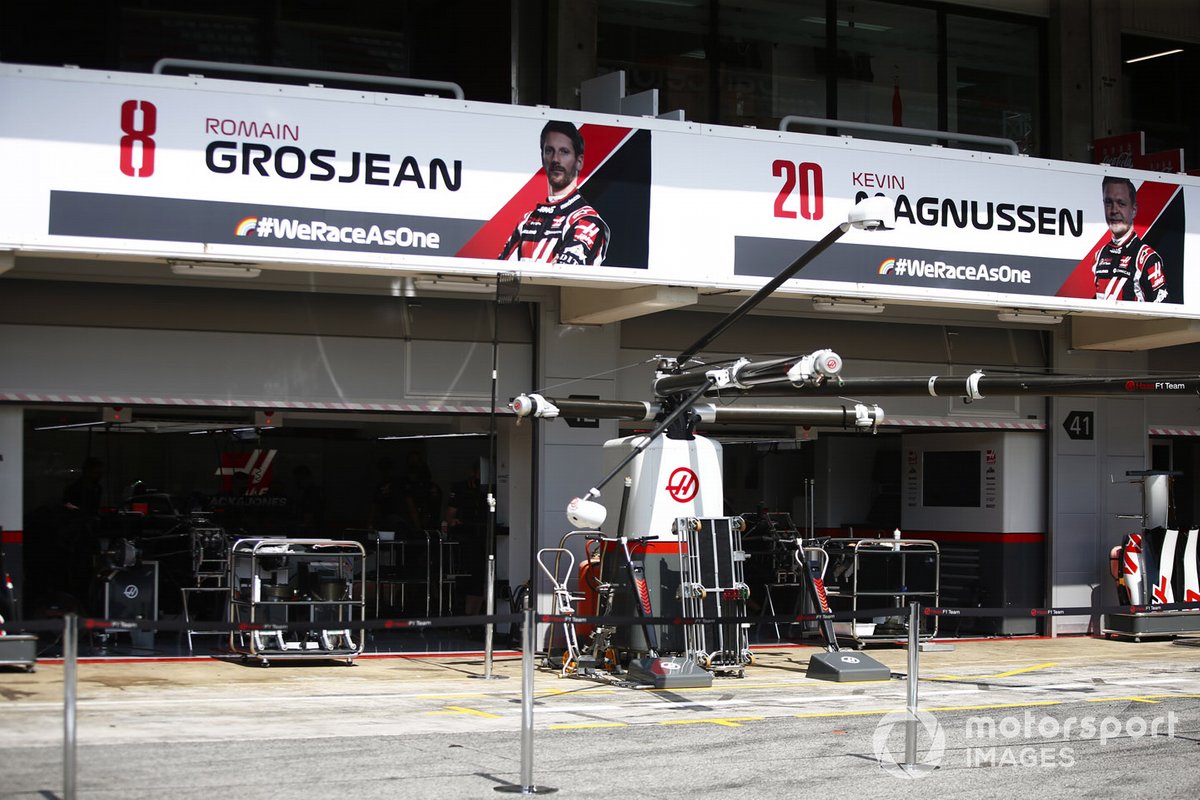 Detalle del garaje del equipo Haas, incluyendo una vista desde el pit lane de los monoplazas de Kevin Magnussen, Haas VF-20 y Romain Grosjean, Haas VF-20