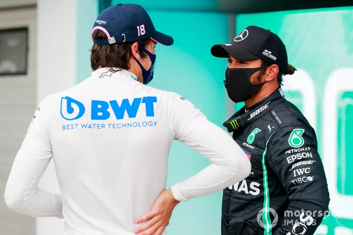 Tercero Lance Stroll, Racing Point y el ganador de la pole Lewis Hamilton, Mercedes-AMG Petronas F1 en Parc Ferme