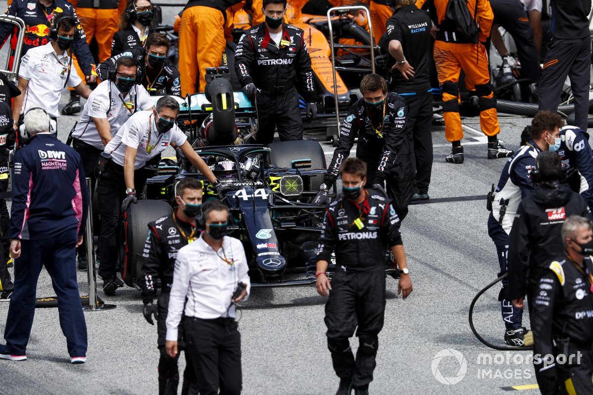 Lewis Hamilton, Mercedes F1 W11 EQ Performance, arriva sulla griglia di partenza