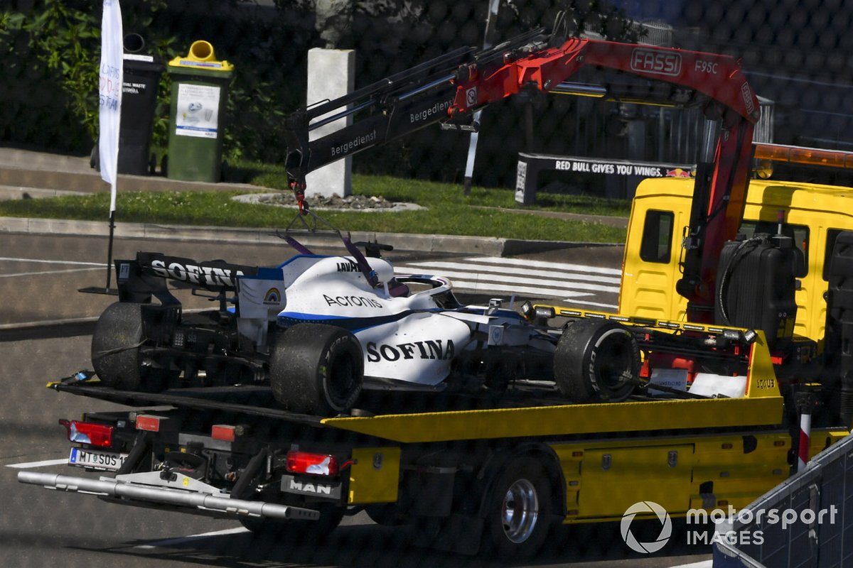 El coche de George Russell, Williams FW43, es devuelto al garaje en una grúa