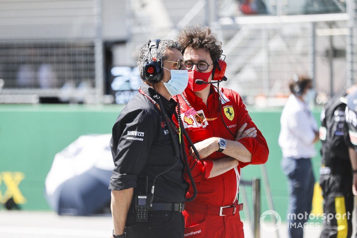 In griglia Guenther Steiner, Team Principal, Haas F1, e Mattia Binotto, Team Principal Ferrari, in griglia