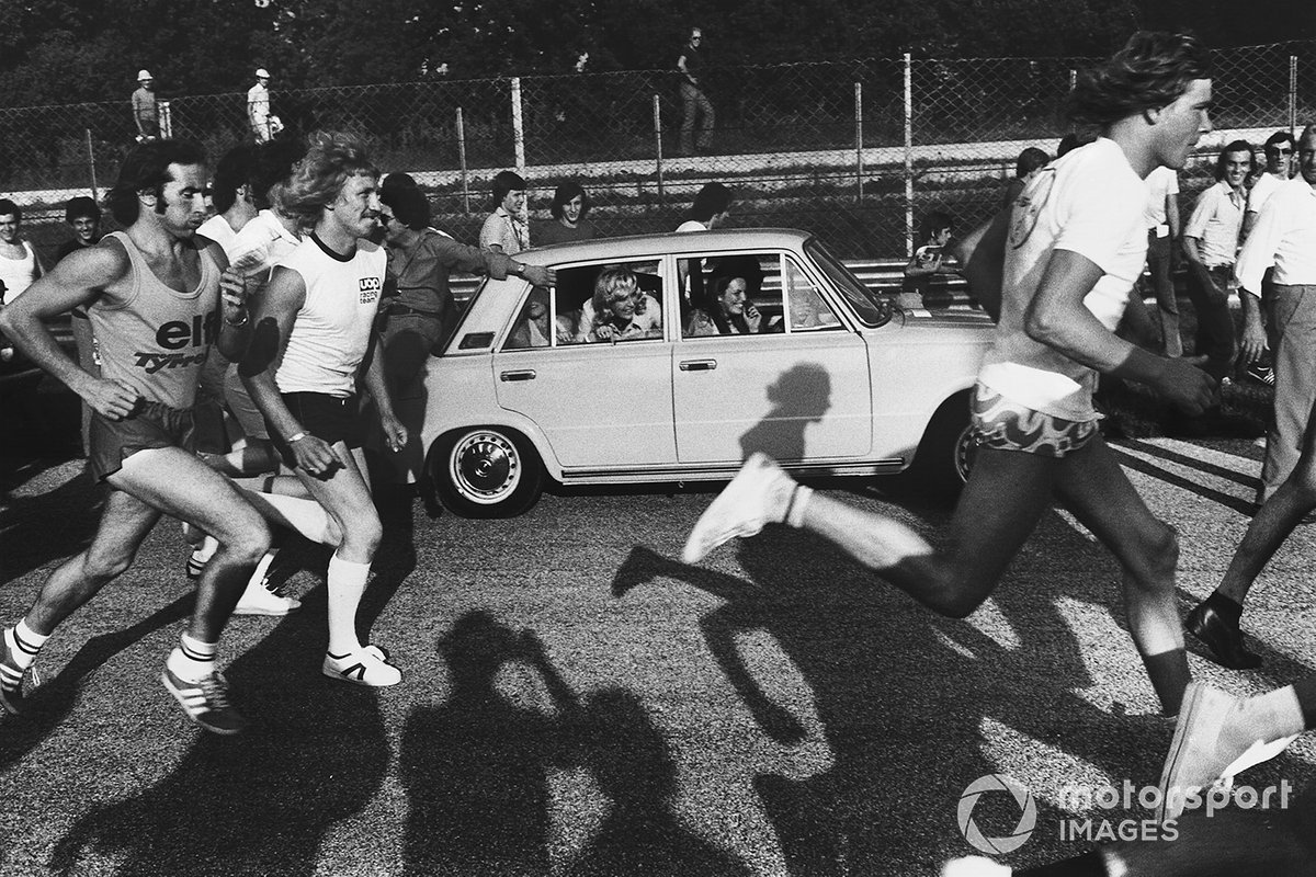 James Hunt avec un groupe de pilotes, dont Jackie Stewart, pour une action caritative 