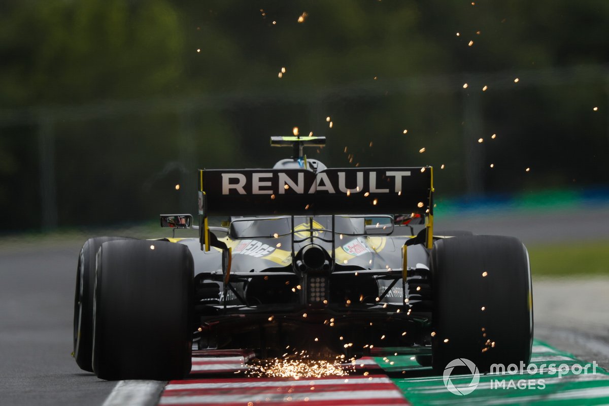 Sparks fly from the rear of Esteban Ocon, Renault F1 Team R.S.20