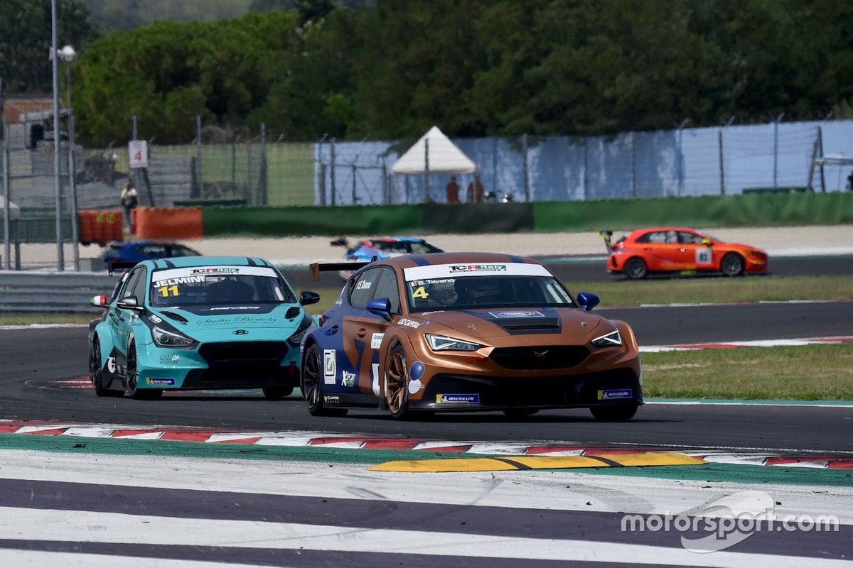 Salvatore Tavano, Cupra Leon Competicion TCR, Scuderia del Girasole by Cupra Racing davanti a Felice Jelmini, PMA Motorsport, Hyundai i30 N TCR