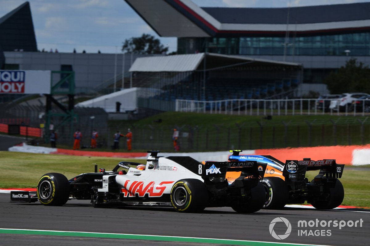 Romain Grosjean, Haas VF-20, in battaglia con Lando Norris, McLaren MCL35