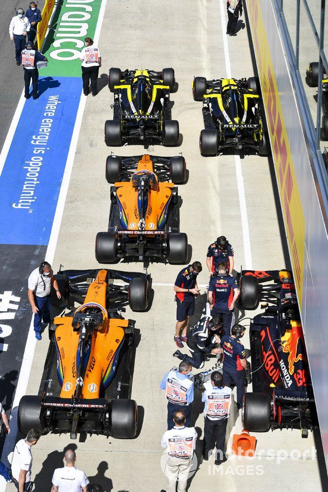 Los monoplazas de Daniel Ricciardo, Renault F1 Team R.S.20, Esteban Ocon, Renault F1 Team R.S.20, Carlos Sainz Jr., McLaren MCL35, Lando Norris, McLaren MCL35, y Max Verstappen, Red Bull Racing RB16, en Parc Ferme después de la cali