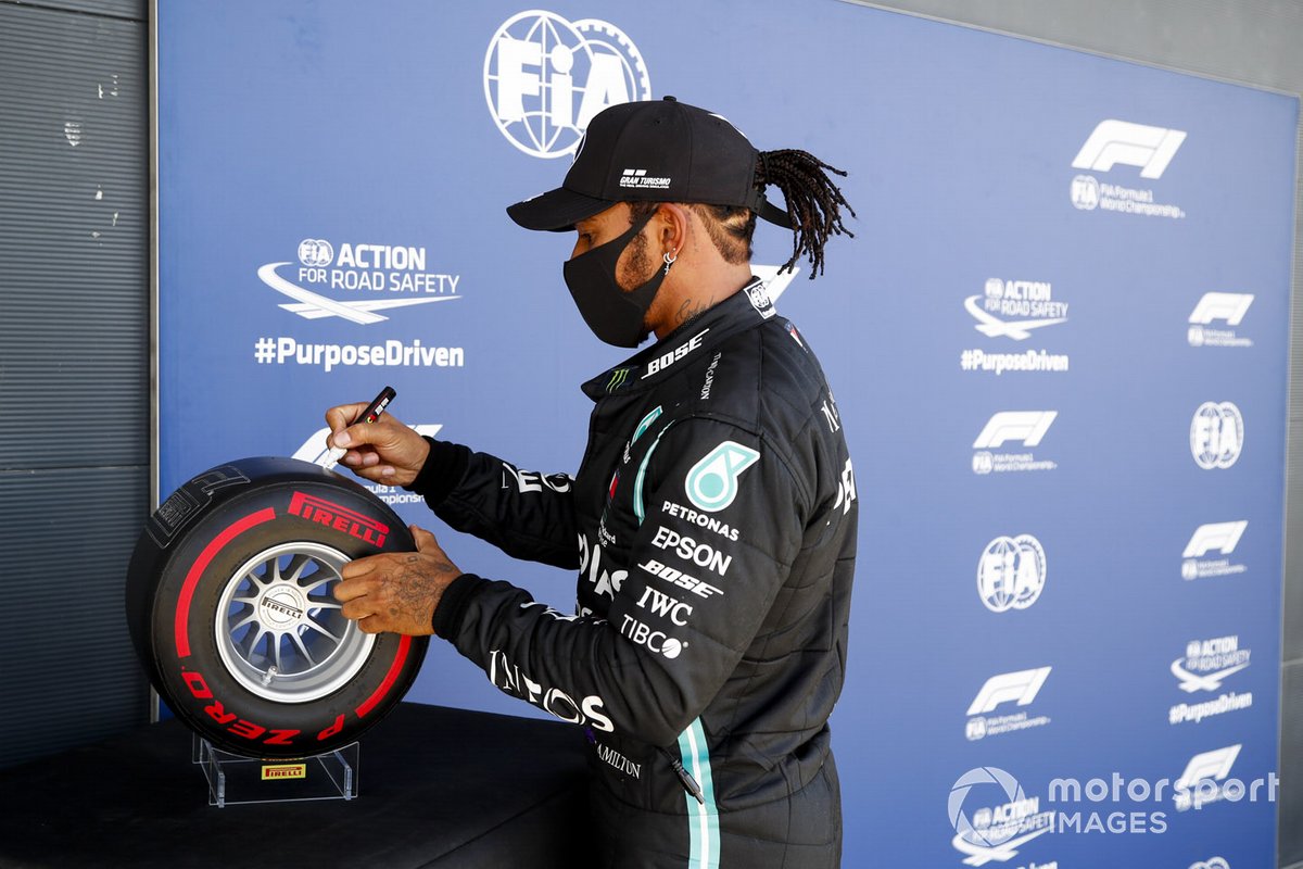Ganador de la pole Lewis Hamilton, Mercedes-AMG F1 firma el Premio Pirelli Pole Position