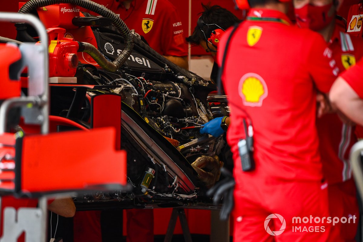 Meccanici della Ferrari al lavoro in garage, dettaglio del motore della SF1000