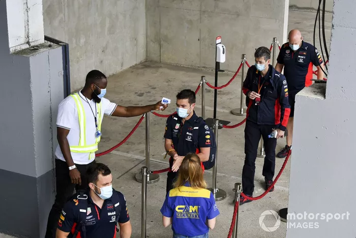 Ingenieros de Red Bull Racing ante un control de temperatura