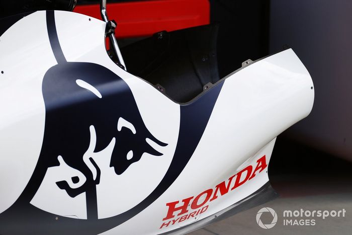Carrocería del AlphaTauri AT01, incluyendo la cubierta del motor con logo de Honda