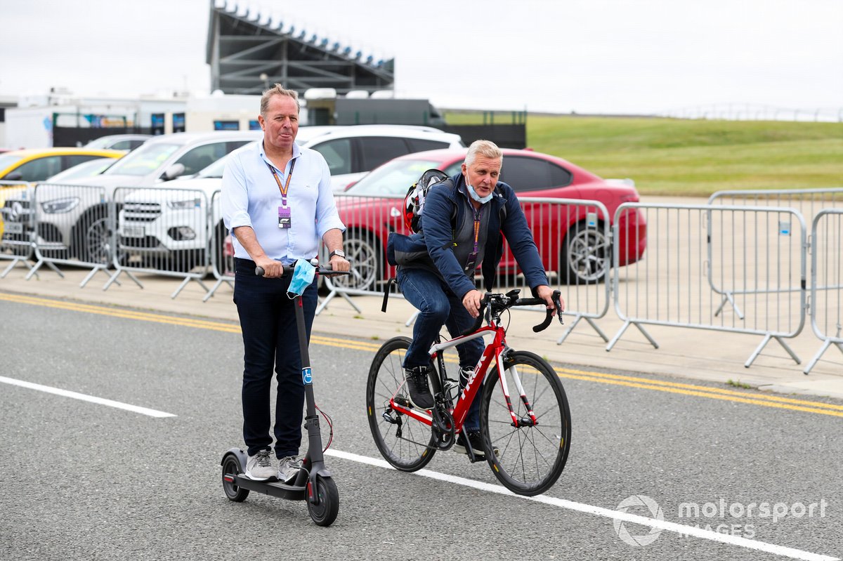 Martin Brundle, Sky TV y Johnny Herbert, Sky TV en bici y patinete